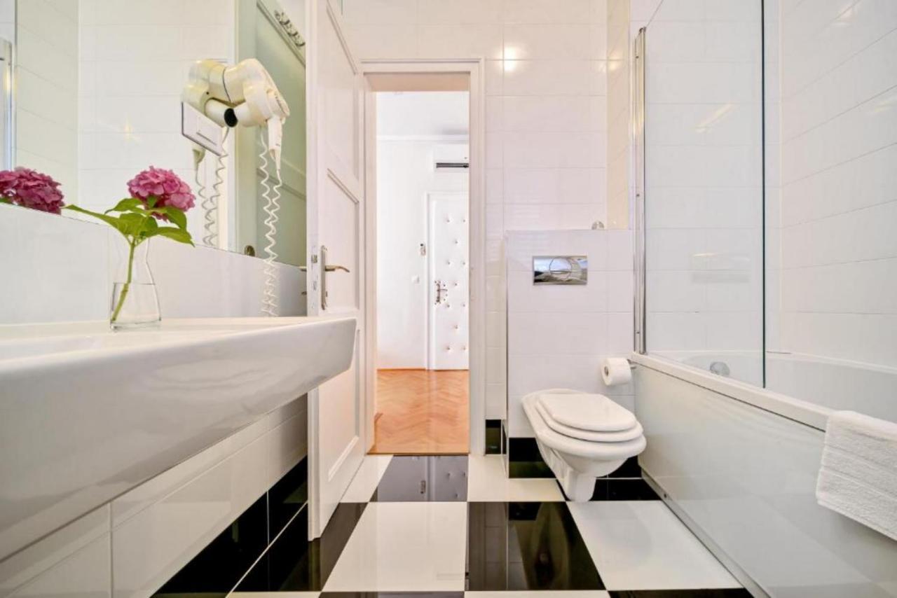 Palace Schoen Milesi - Esense Of Prestige - Private Pool - Free Parking - Old Money Style Luxury Rooms - Walking Distance To The Old Town, The Beach And All Amenities - Buralux Properties Split Eksteriør bilde