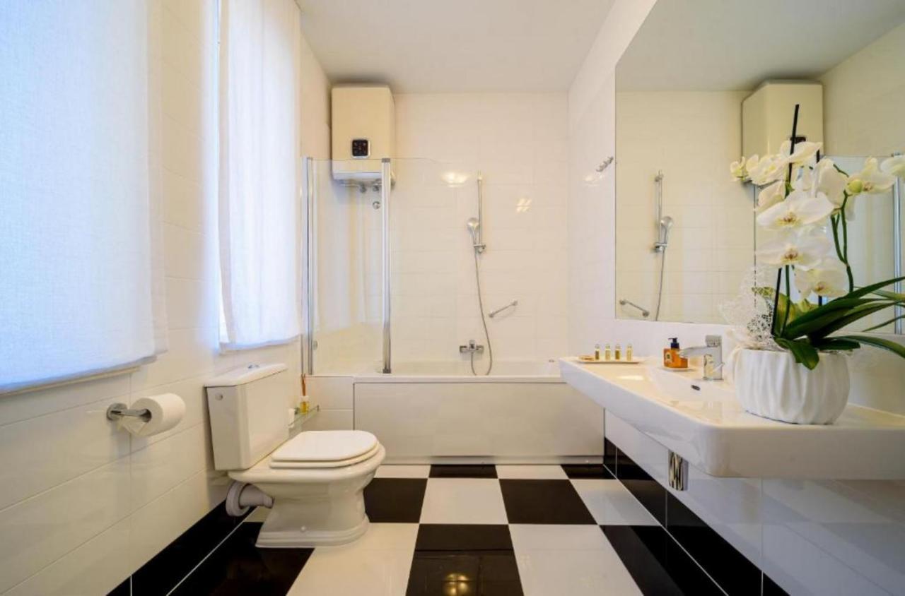 Palace Schoen Milesi - Esense Of Prestige - Private Pool - Free Parking - Old Money Style Luxury Rooms - Walking Distance To The Old Town, The Beach And All Amenities - Buralux Properties Split Eksteriør bilde