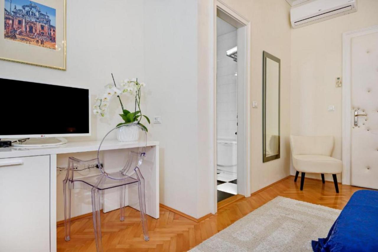 Palace Schoen Milesi - Esense Of Prestige - Private Pool - Free Parking - Old Money Style Luxury Rooms - Walking Distance To The Old Town, The Beach And All Amenities - Buralux Properties Split Eksteriør bilde