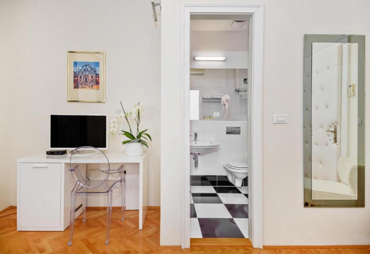 Palace Schoen Milesi - Esense Of Prestige - Private Pool - Free Parking - Old Money Style Luxury Rooms - Walking Distance To The Old Town, The Beach And All Amenities - Buralux Properties Split Eksteriør bilde