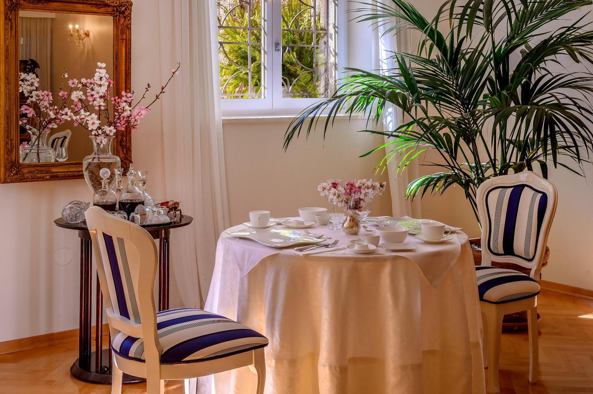Palace Schoen Milesi - Esense Of Prestige - Private Pool - Free Parking - Old Money Style Luxury Rooms - Walking Distance To The Old Town, The Beach And All Amenities - Buralux Properties Split Eksteriør bilde